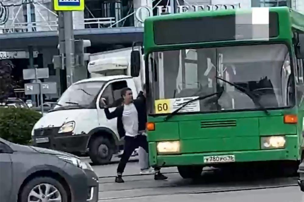 До пяти лет лишения свободы может получить владелец Porsche, разбивший стекло автобуса в центре Екатеринбурга - Фото 1