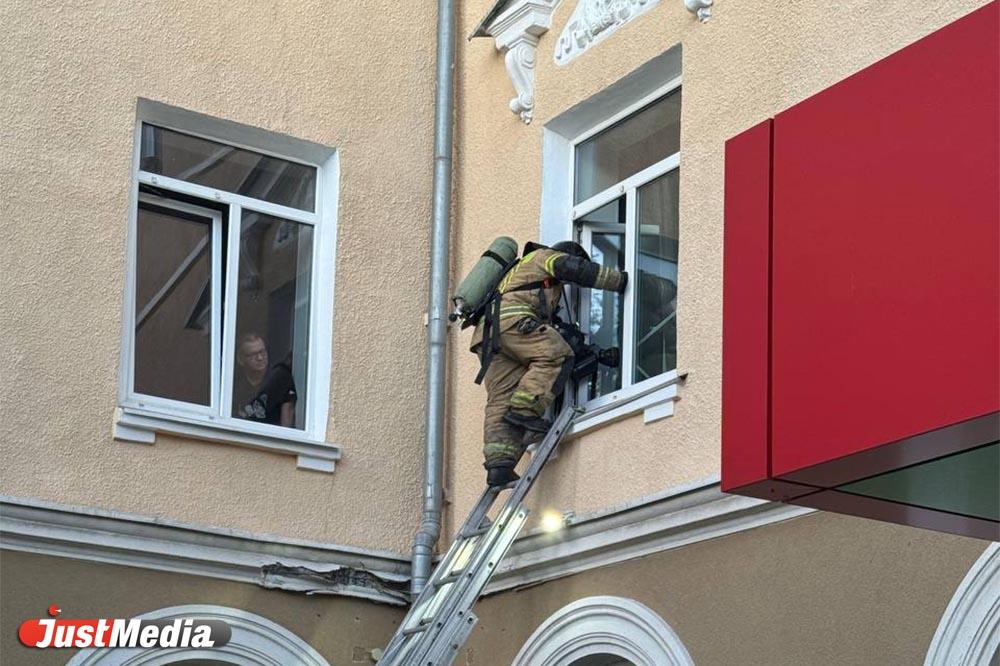 На Эльмаше пожарные через окно проникли в квартиру, на которую пожаловались соседи - Фото 1