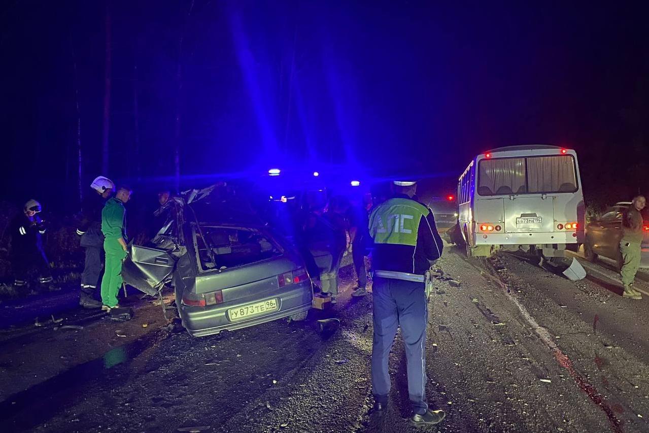 Два человека погибли в ДТП с автобусом под Первоуральском - Фото 1