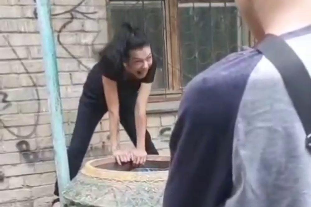 Жители дома в Кольцово пожаловались в ПДН на горе-мать - Фото 1