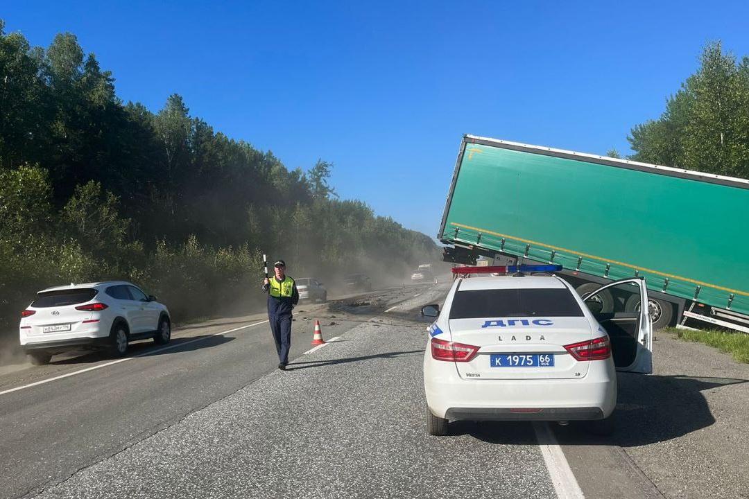 Два человека погибли в столкновении легковушки и грузовика под Новой Лялей - Фото 1