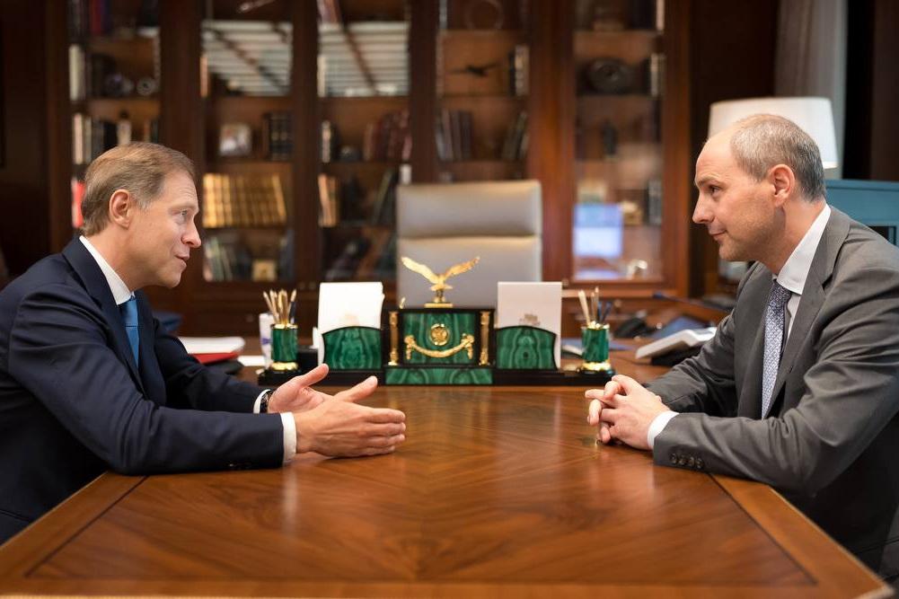 Паслер доложил Мантурову о развитии промышленного комплекса в Свердловской области - Фото 1