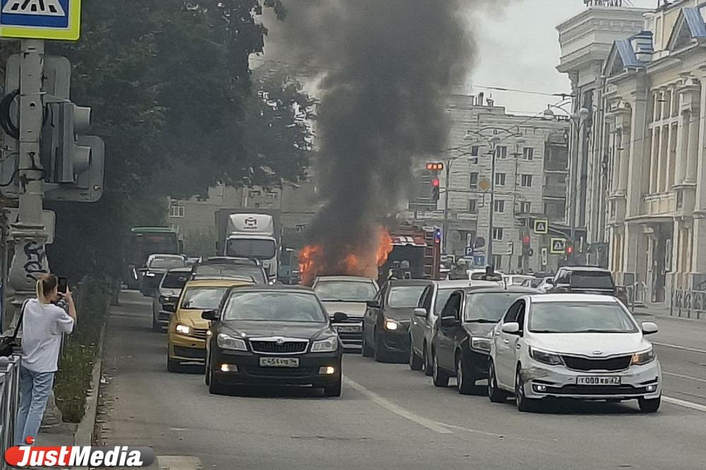 В центре Екатеринбурга сгорела иномарка - Фото 1