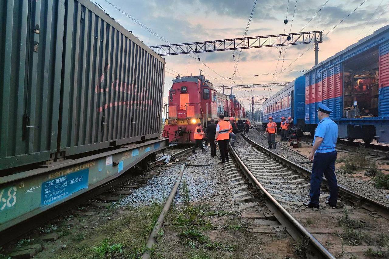 На Сортировке сошли с рельсов семь вагонов товарного поезда - Фото 1