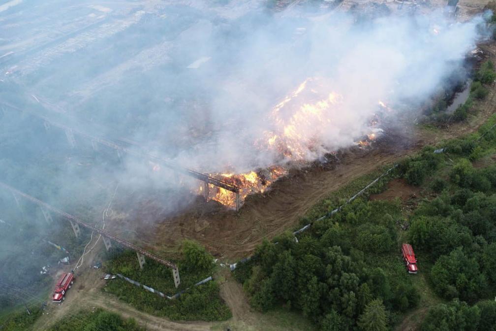 В Бисерти пожарные вторые сутки тушат горящие отходы лесопилки - Фото 1