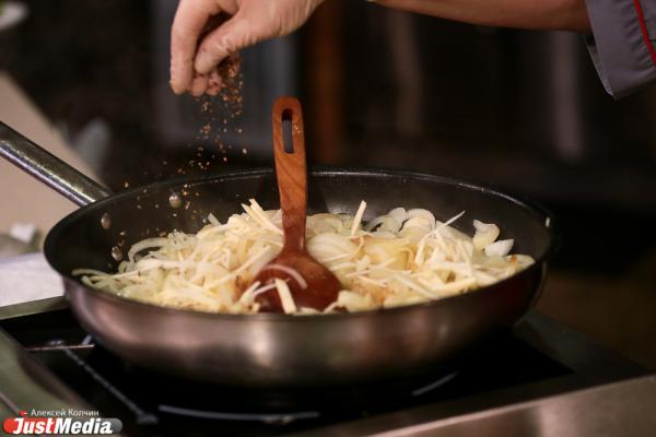 Тараканы, тухлятина и кишечные палочки — что показали проверки в столовых школ Свердловской области? - Фото 1