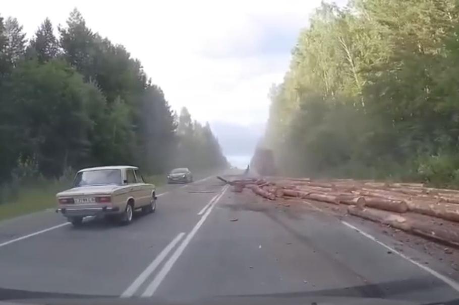 «Пункт назначения» по-уральски. Лесовоз рассыпал бревна на трассе под Нижним Тагилом - Фото 1