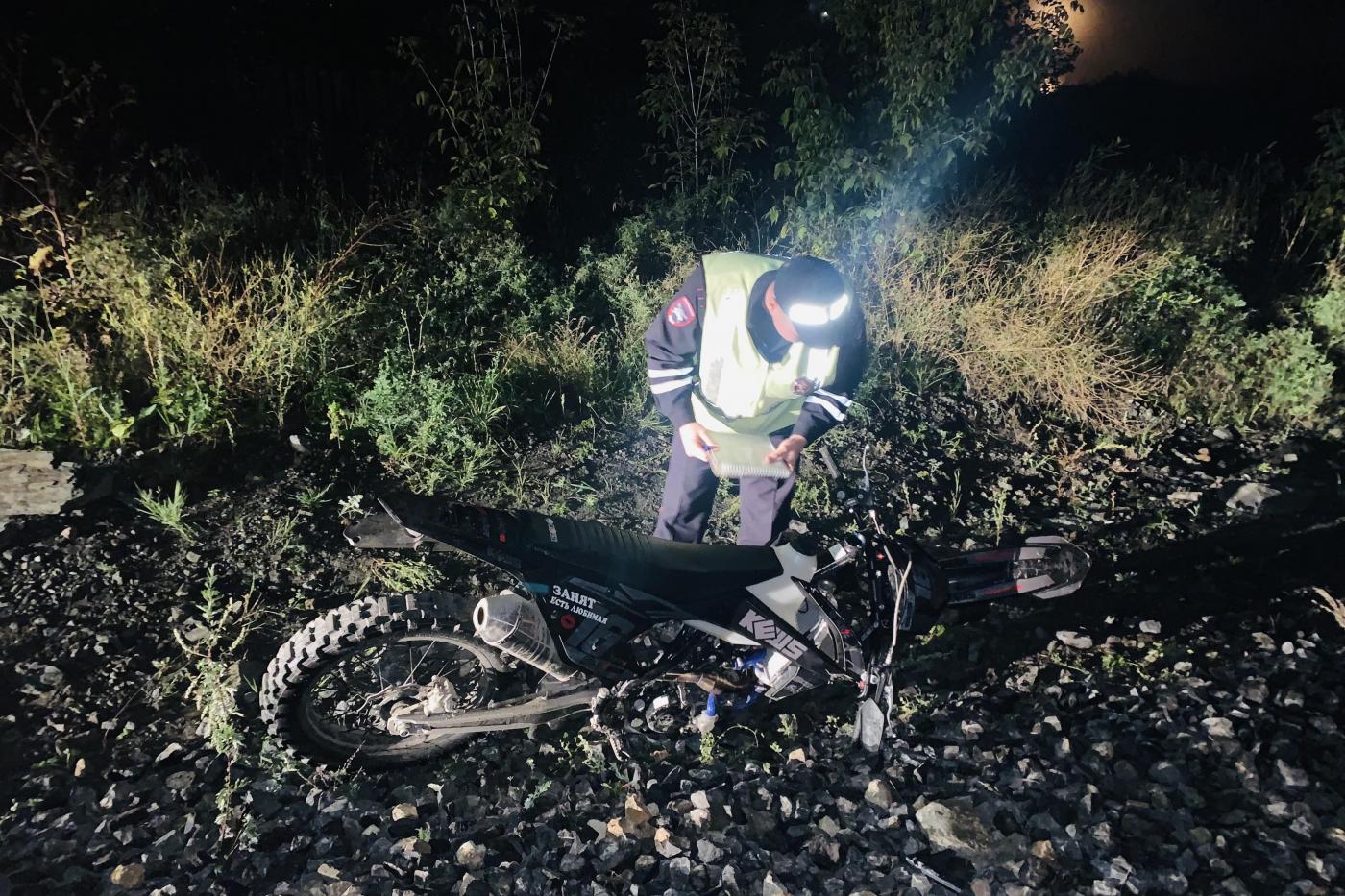 В Свердловской области водитель-подросток кроссового мотоцикла залетел под иномарку - Фото 1