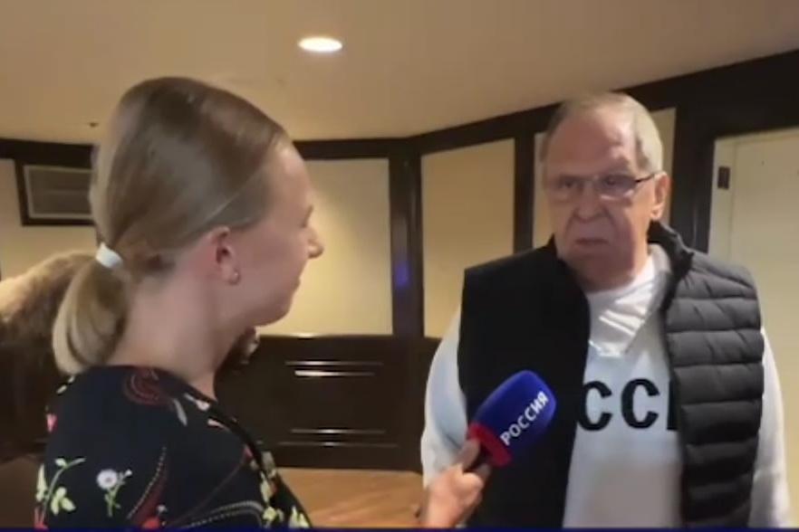 Сергей Лавров прилетел на переговоры в Анкоридж в футболке с надписью «СССР» - Фото 1