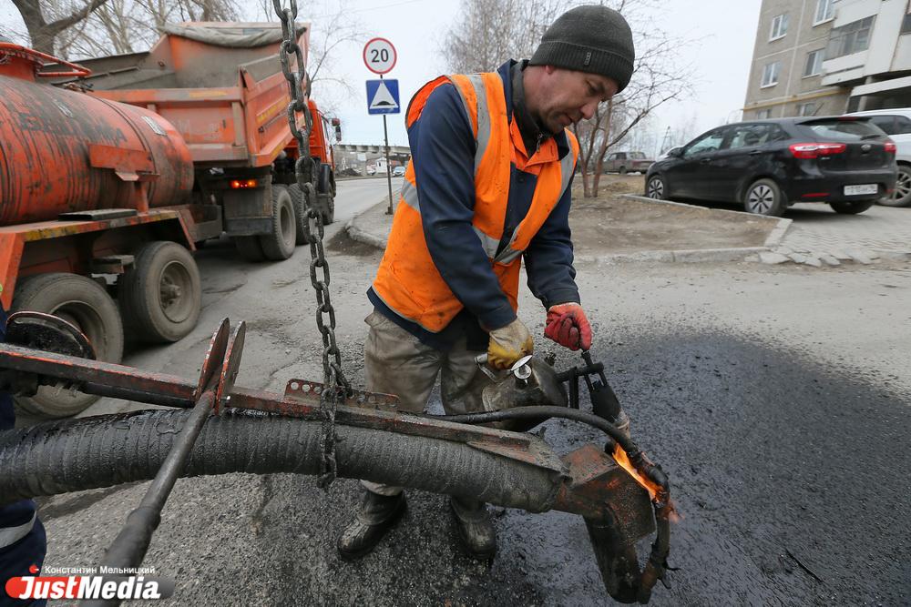 Дорожные службы Екатеринбурга перешли на самый современный асфальт - Фото 1