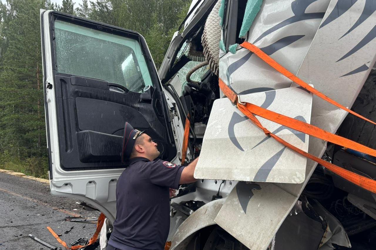 В Свердловской области водитель фуры снес Chery на светофоре. Погибли четыре человека - Фото 1