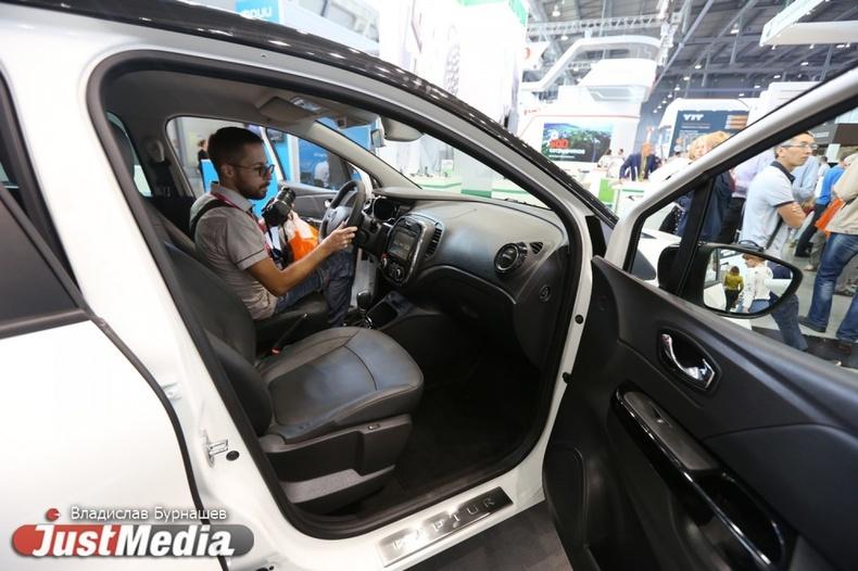 Ветеран СВО получил автомобиль с ручным управлением от Дениса Паслера - Фото 1