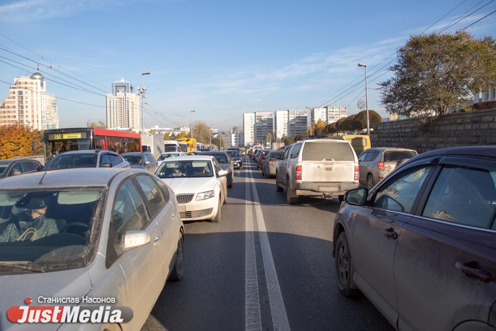 «Простояла почти час!», — екатеринбуржцы пожаловались на пробку на ЕКАД - Фото 1