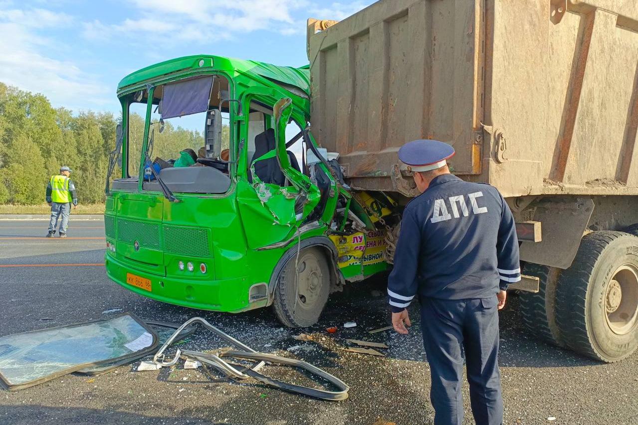 В Богдановиче автобус залетел под грузовик, разворачиваясь через сплошную - Фото 1
