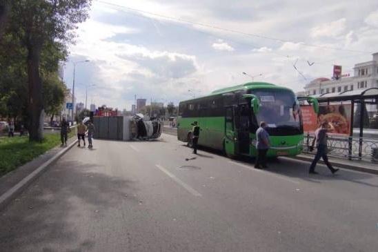 Газель перевернулась после столкновения с автобусом в центре Екатеринбурга - Фото 1
