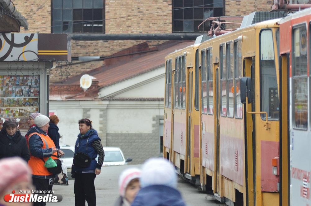 Власти Екатеринбурга сдадут в металлолом 17 старых трамваев и 36 троллейбусов - Фото 1