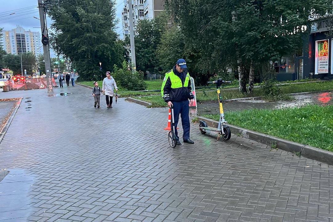 В Екатеринбурге водитель электросамоката сбил на тротуаре девочку, которая шла с мамой из детского сада - Фото 1