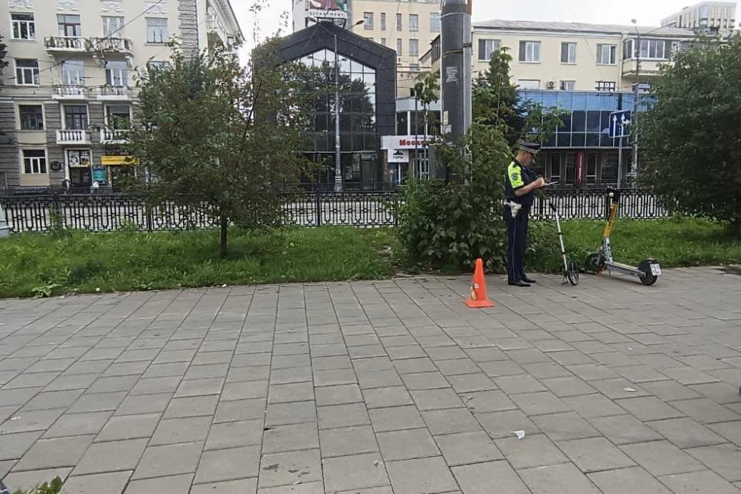 В Екатеринбурге у Дворца молодежи самокатчик сбил подростка - Фото 1