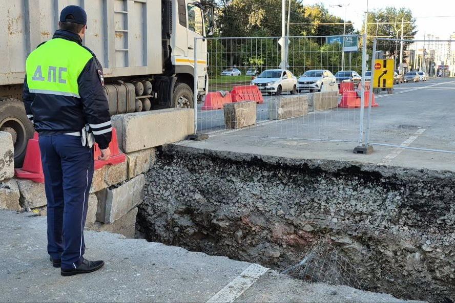 Мотоциклист погиб, свалившись в коммунальную яму в Екатеринбурге - Фото 1