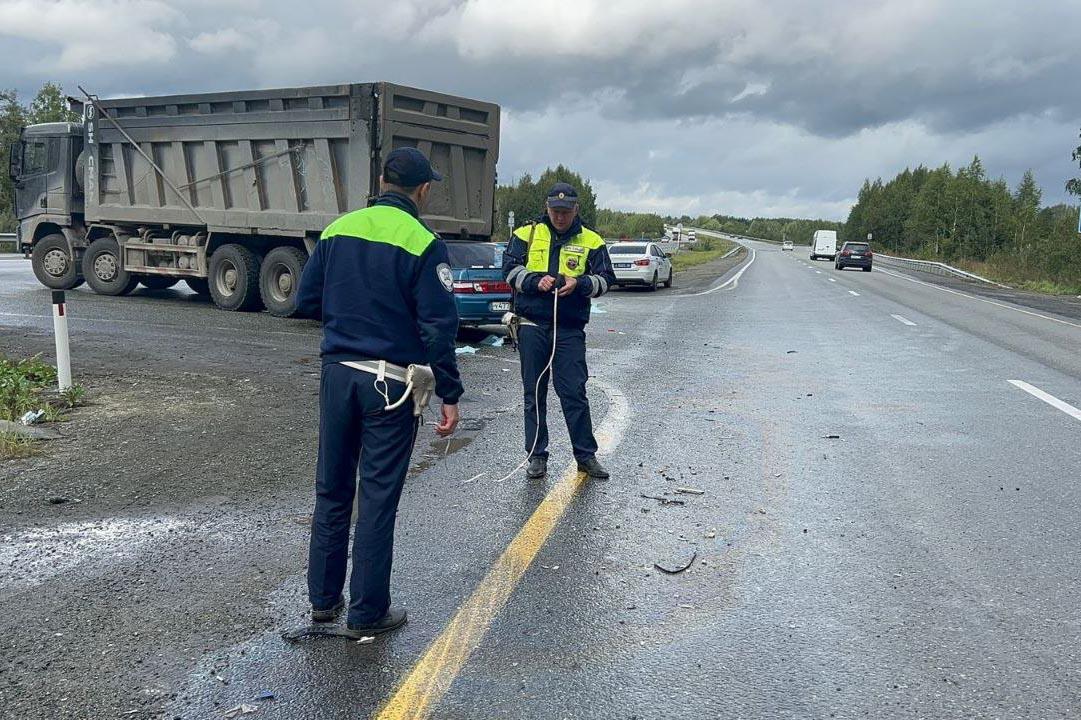 На Серовском тракте водитель «десятки» влетел в грузовик. Пострадали три человека - Фото 1