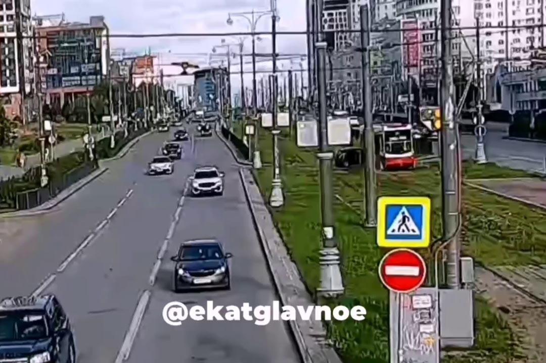 В Екатеринбурге автоледи на «Матизе» врезалась в трамвай - Фото 1