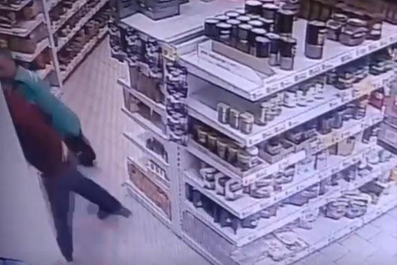 В Екатеринбурге мужчина с другом подрался с продавцом магазина, а у другого отобрал телефон  - Фото 1