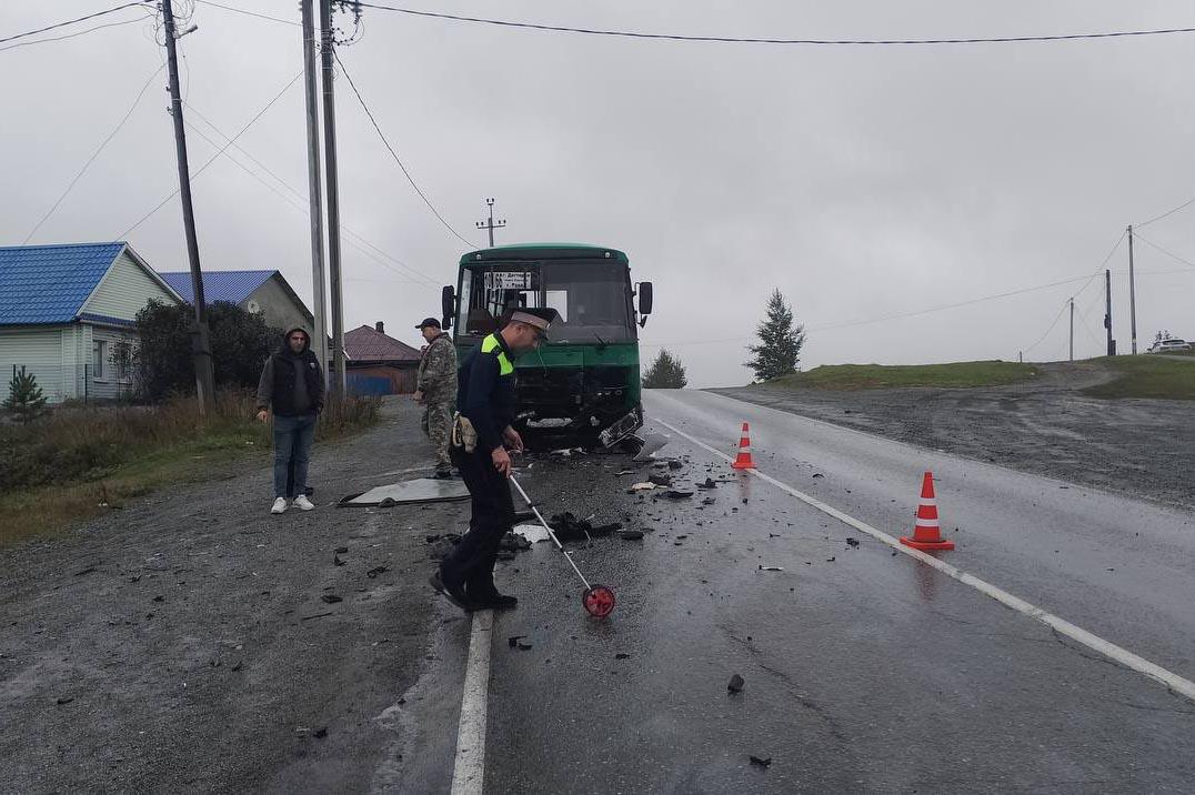 В Ревде водитель «Киа» залетел под пассажирский автобус - Фото 1