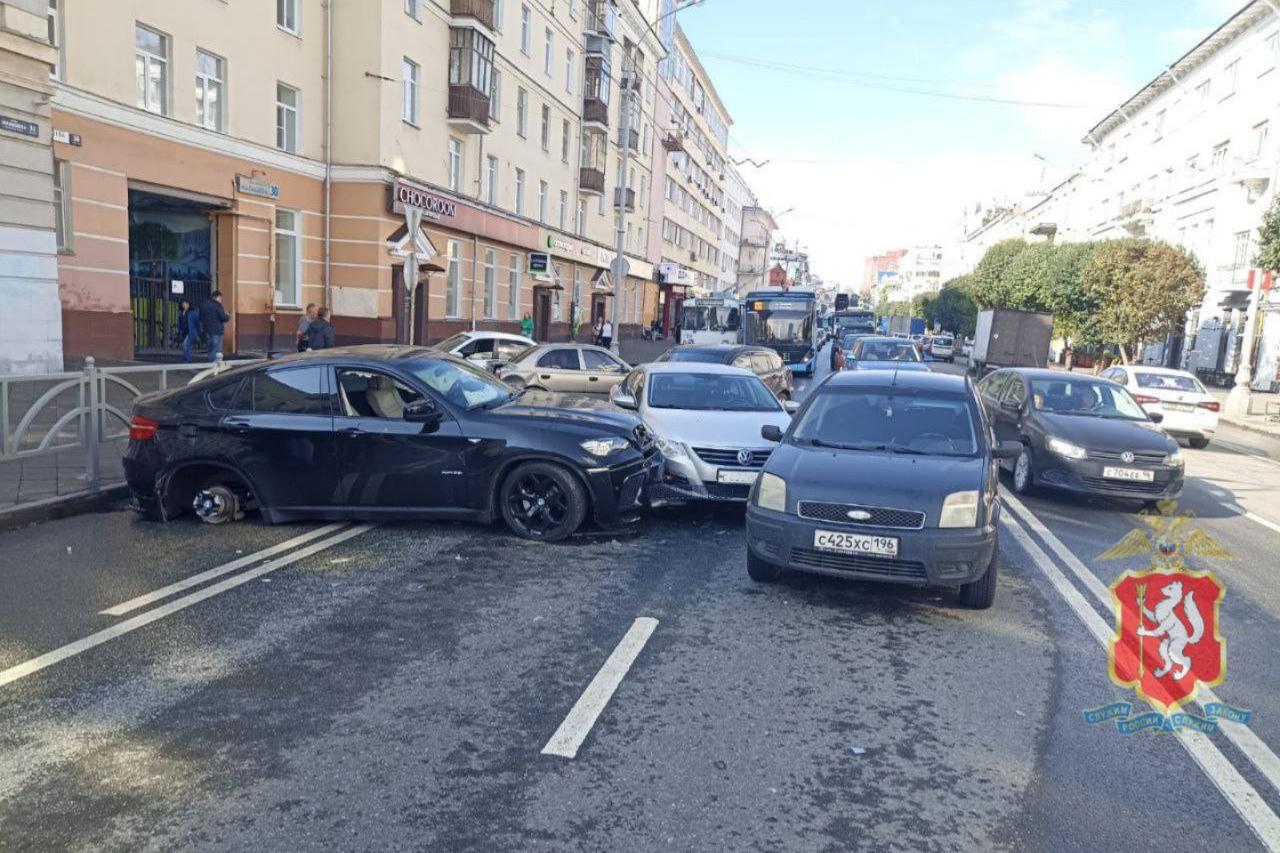 В Екатеринбурге на Малышева-Вайнера столкнулись шесть машин  - Фото 1