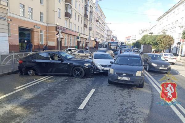 В Екатеринбурге на Малышева-Вайнера столкнулись шесть машин  - Фото 1