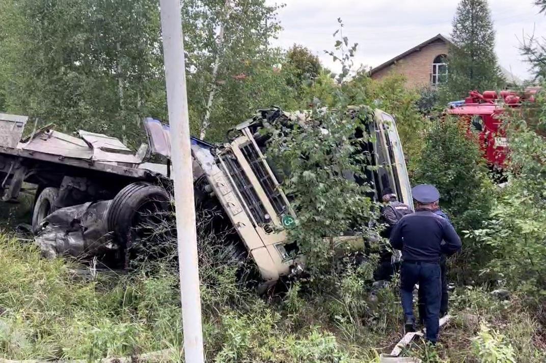 Под Сухим Логом лоб в лоб столкнулись два большегруза и улетели в кювет - Фото 1