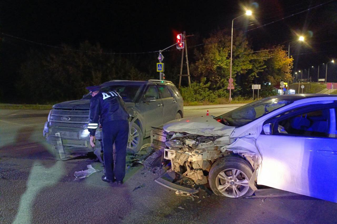 В Богдановиче пьяный тюменец на Ford не поделил дорогу с пьяным екатеринбуржцем на иномарке - Фото 1