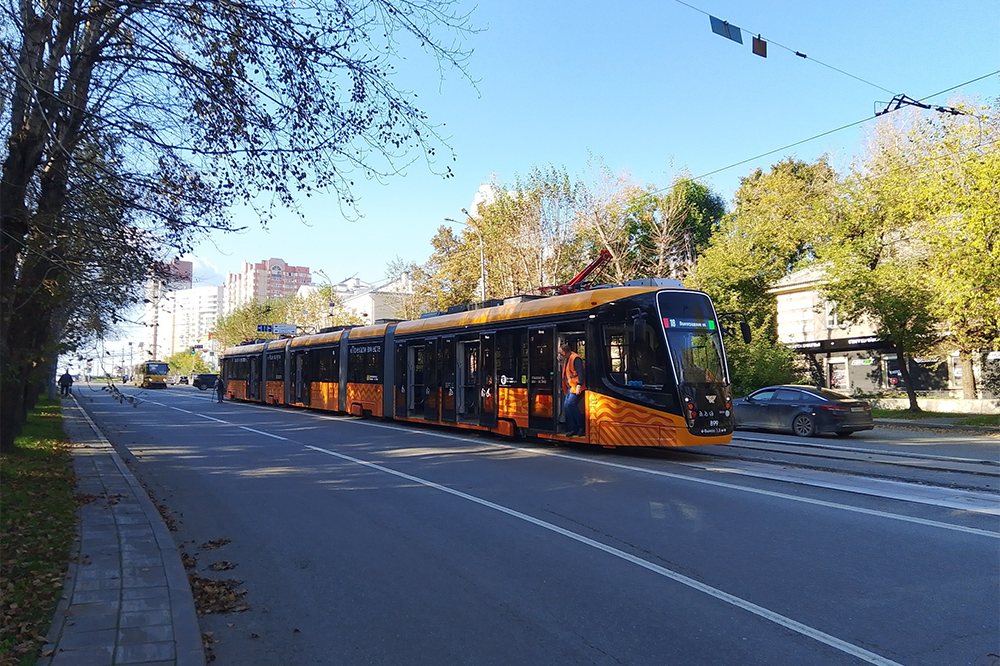 У первого пятисекционного трамвая от УКВЗ в Екатеринбурге проблемы с токоприемником - Фото 1