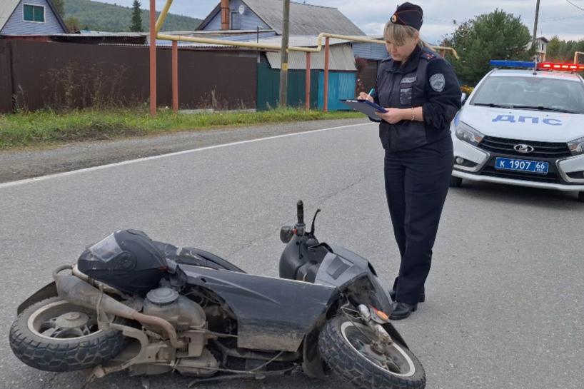 Под Новоуральском пьяный водитель мопеда столкнулся с Mazda  - Фото 1