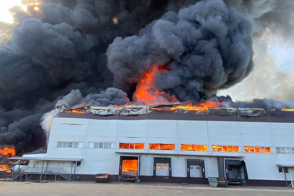 В Подмосковье тушат сильный пожар на складе с пластиковой продукцией - Фото 1