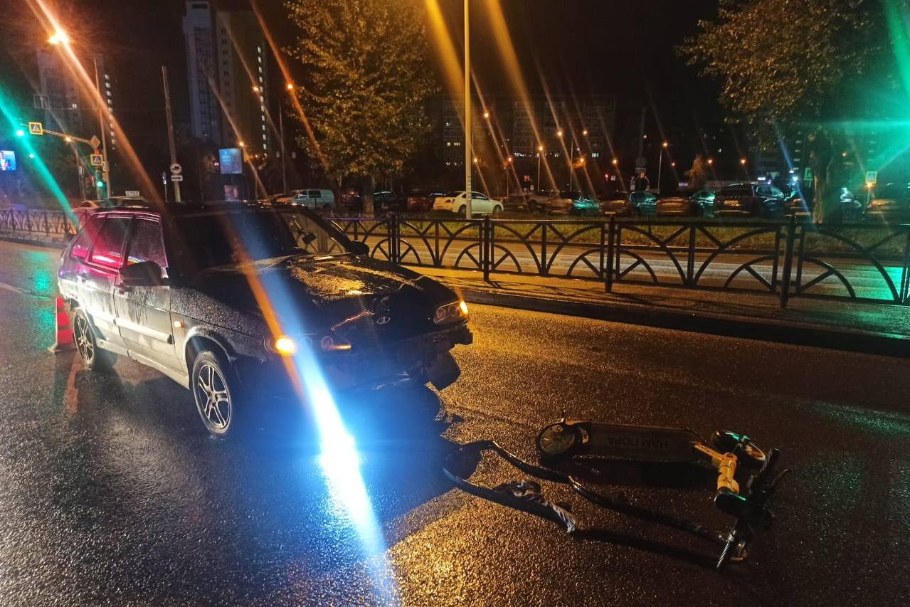 Водитель ВАЗа сбил подростка на электросамокате, ехавшего на красный в Екатеринбурге - Фото 1