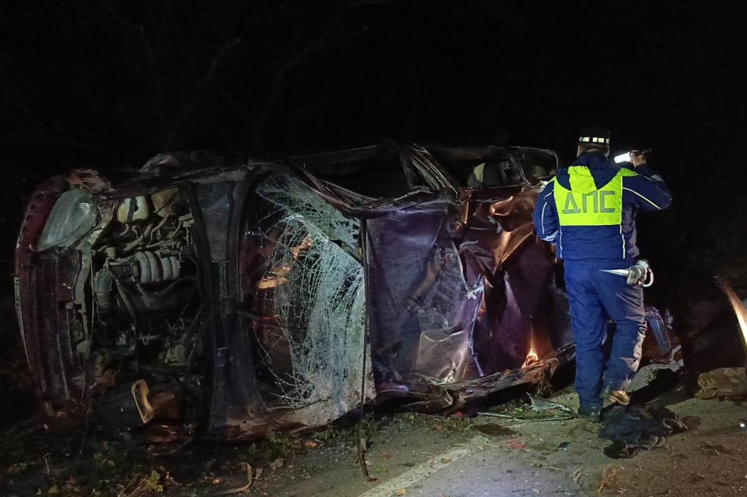 Один погиб, двое — пострадали: в Нижнем Тагиле «Шевроле Нива» влетела в дерево и перевернулась - Фото 1