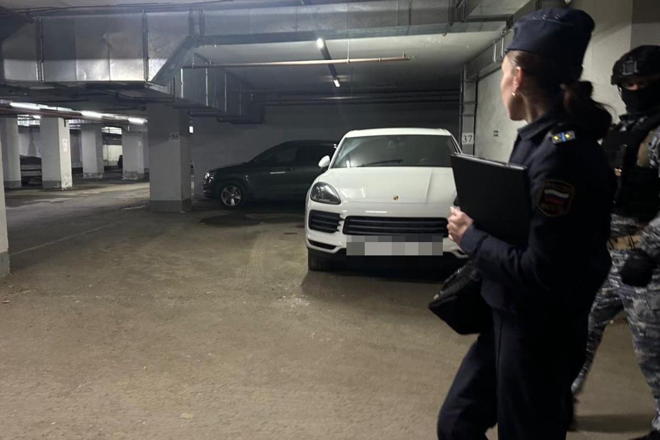 В Екатеринбурге приставы временно запретили пользоваться паркингом жителям ЖК на Радищева, 33 - Фото 1