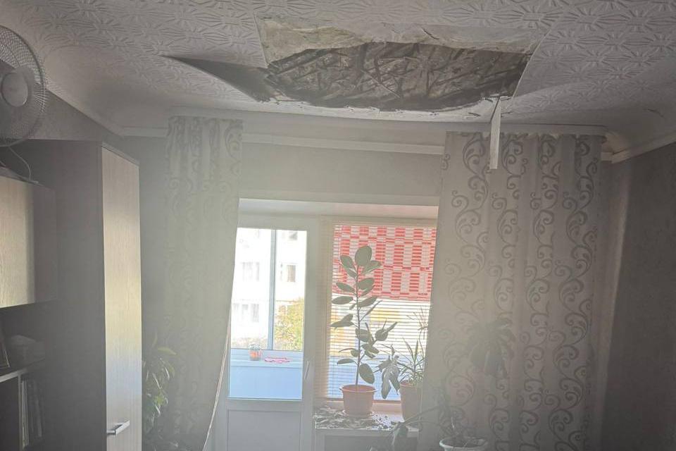 В Серове в квартире двухэтажного дома частично обрушился потолок - Фото 1