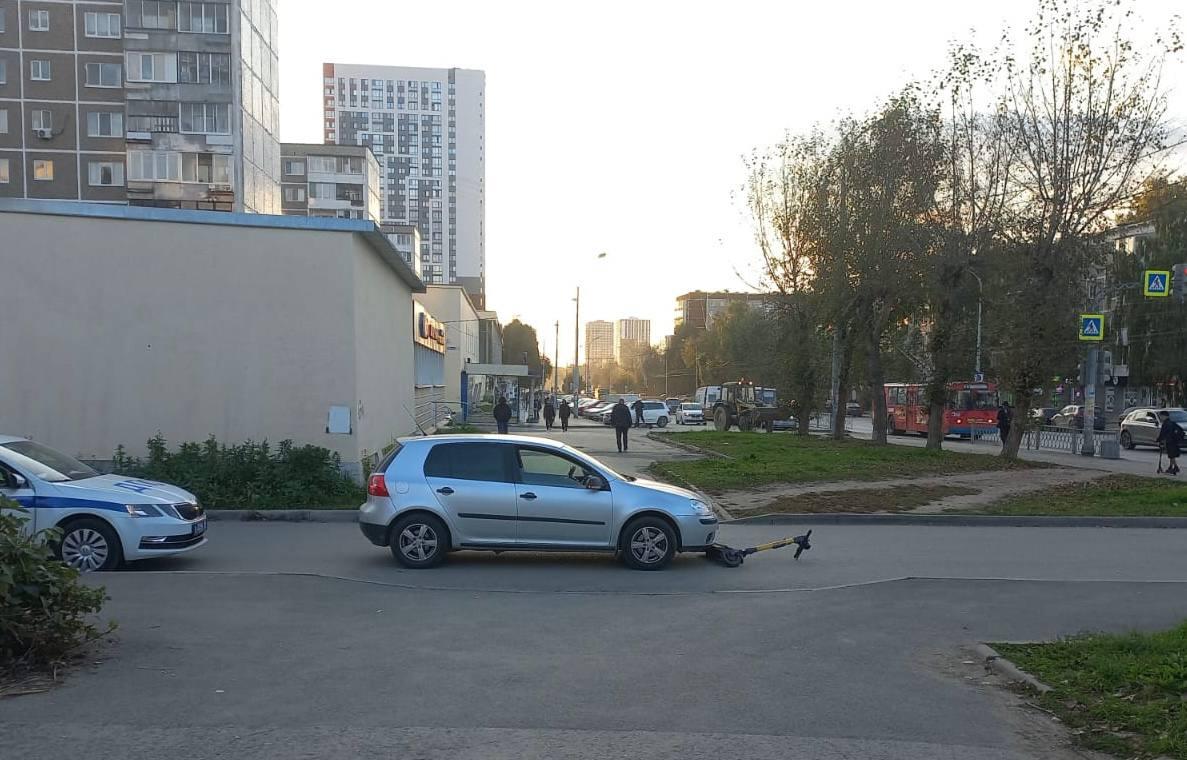 Подросток на кикшеринговом электросамокате попала в ДТП в Екатеринбурге - Фото 1