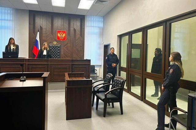 Курил гашиш с 20 лет, есть ребенок в Саудовской Аравии. Что рассказал на суде житель Академического, захвативший заложника - Фото 1