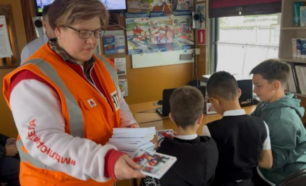 Более 1,4 тысячи школьников из Тюменской и Свердловской областей посетили лекционный «Поезд знаний» СвЖД в сентябре  - Фото 1