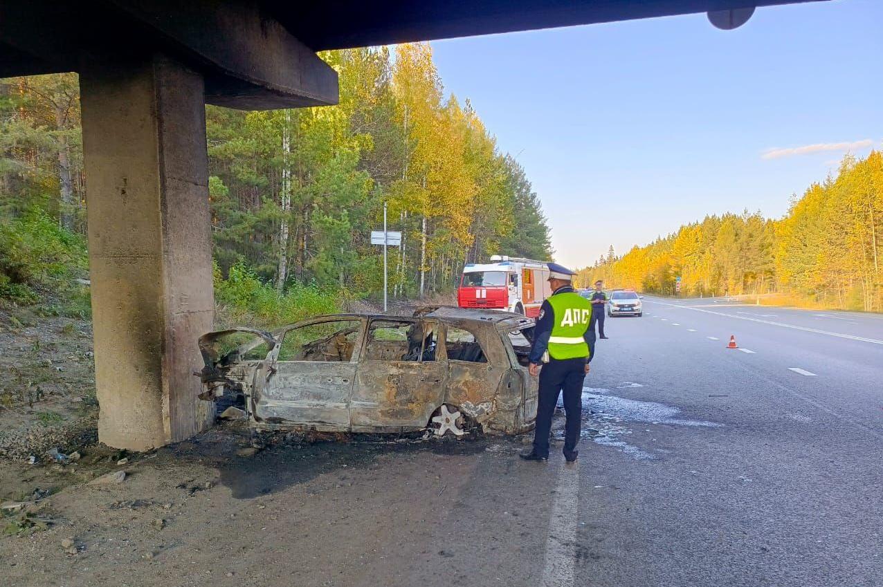 На Серовском тракте водитель сгорел в машине, врезавшись в опору моста - Фото 1