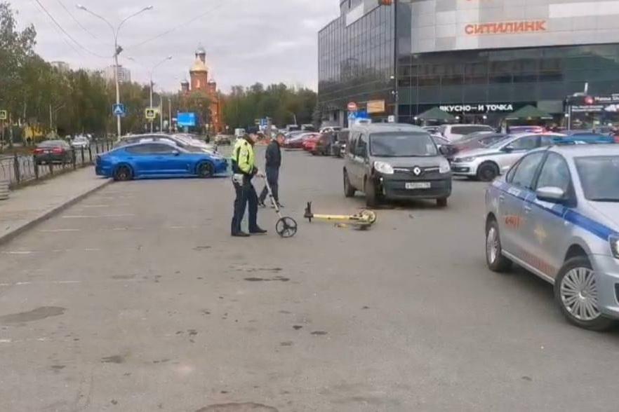 13-летнего подростка на кикшеринговом самокате сбил автомобиль на парковке ТЦ «ФанФан» - Фото 1