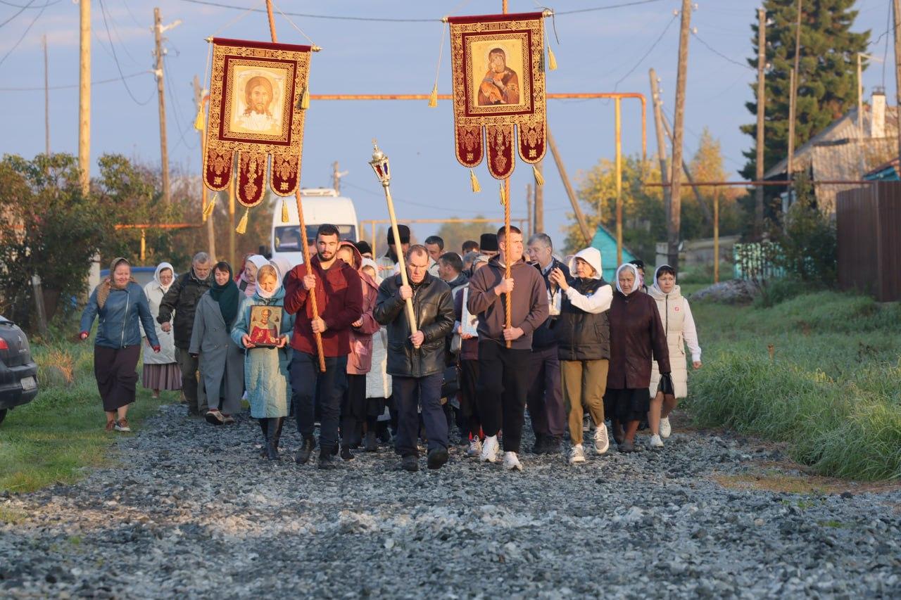 Митрополит Евгений благословил крестный ход в старейшем селе Среднего Урала - Фото 1