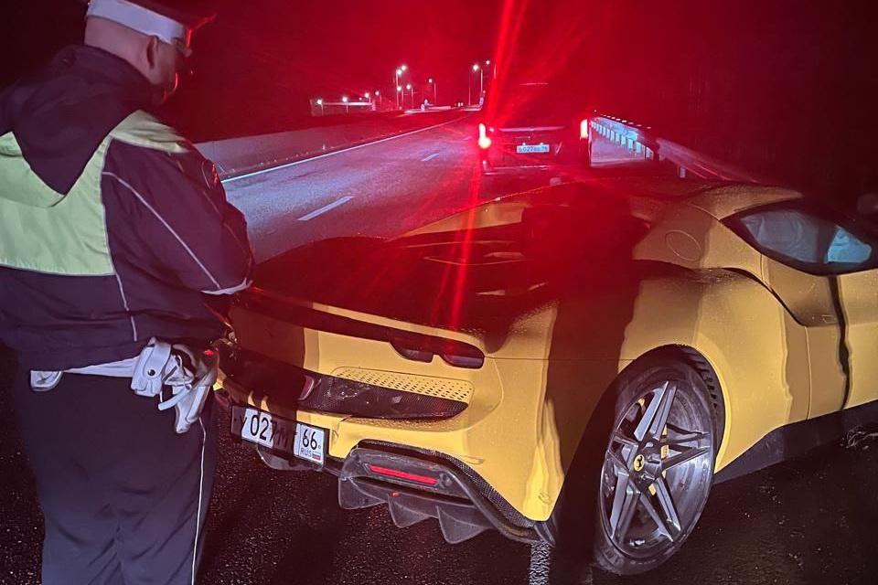 На мокрой от дождя свердловской трассе разбился люксовый спорткар - Фото 1