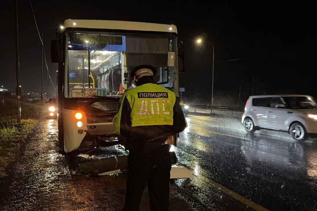 Автобус с пассажирами и легковушка столкнулись на трассе Пермь – Екатеринбург - Фото 1