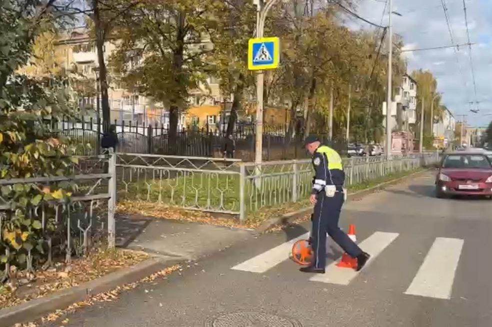 «Слились с кустами». Стали известны подробности ДТП с такси у школы во Втузгородке, где пострадали мама и ребенок - Фото 1