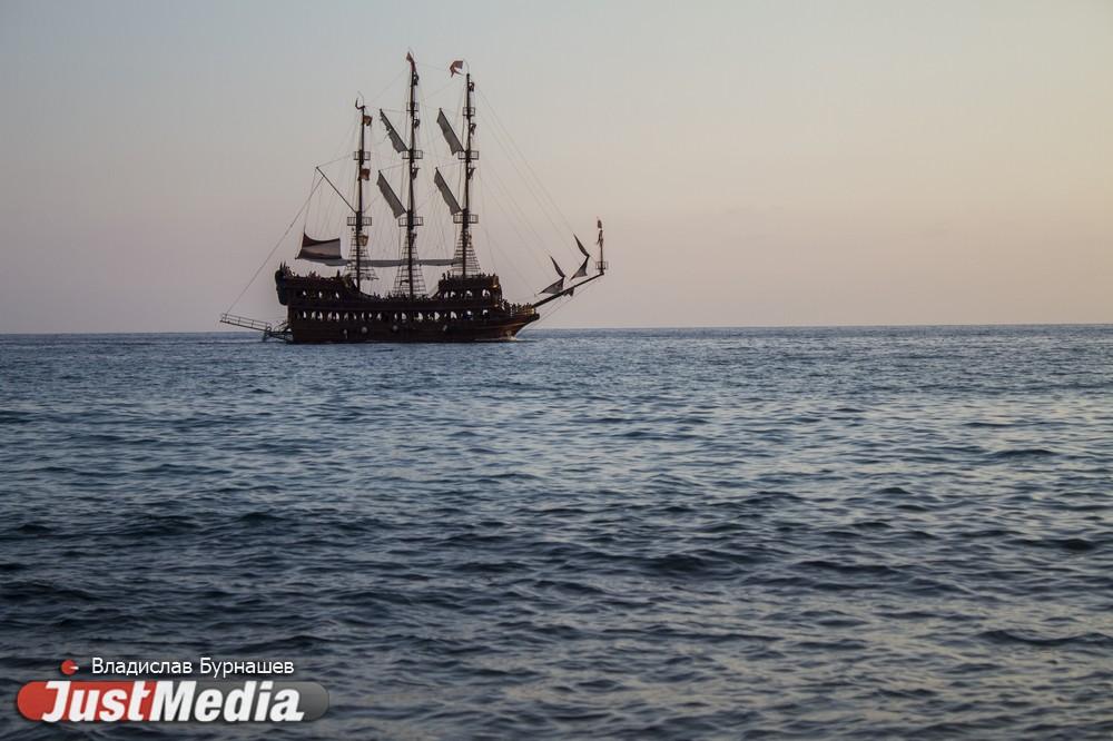 В Турции на корабле во время вечеринки умер турист, но веселье не прекратилось - Фото 1