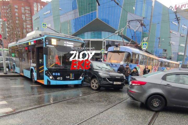 В Екатеринбург у ТЦ «Алытырь» столкнулись трамвай, троллейбус и две иномарки - Фото 1