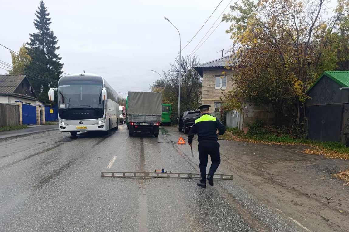 В Екатеринбурге в столкновении двух автобусов пострадали четыре человека - Фото 1
